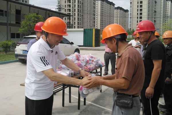 市建設(shè)局、市建筑業(yè)協(xié)會領(lǐng)導(dǎo)親臨現(xiàn)場慰問一線工人